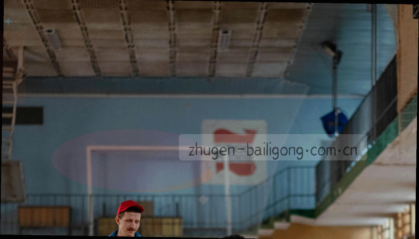 深蓝底色上用鎏金细线勾勒的地域抽象轮廓与坐标刻度，画面没有人物