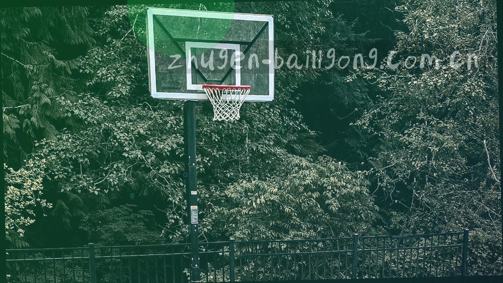 深空蓝底上由坐标网格与发光定位点组成的抽象门户图，画面中没有人物出现